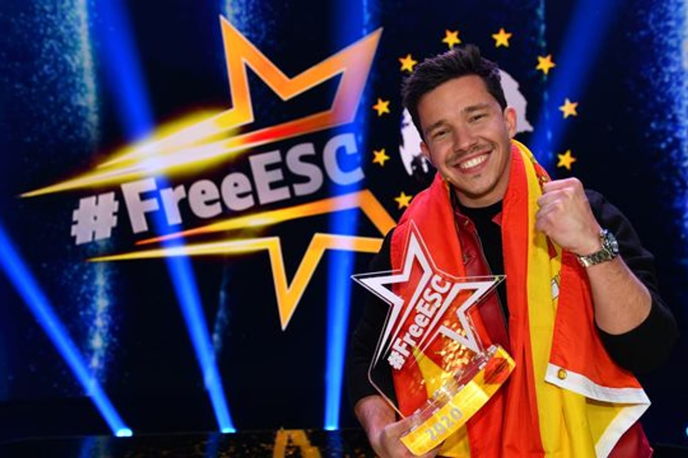 Nico Santos freut sich über seinen Sieg bei der ersten Auflage von Stefan Raabs "Free European Song Contest".