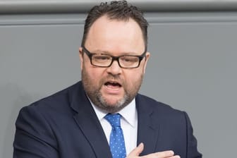 Christian Jung während einer Sitzung des Bundestages: Der FDP-Politiker könnte bald im Bundestag und auch im Landtag sitzen.