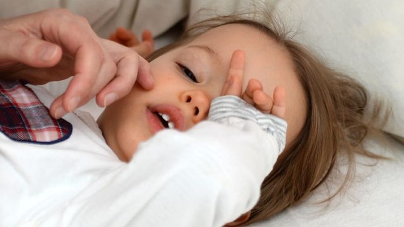 Eltern sollten bei einem Fieberkrampf ihres Kindes besonnen reagieren - und trotzdem den Notruf wählen.