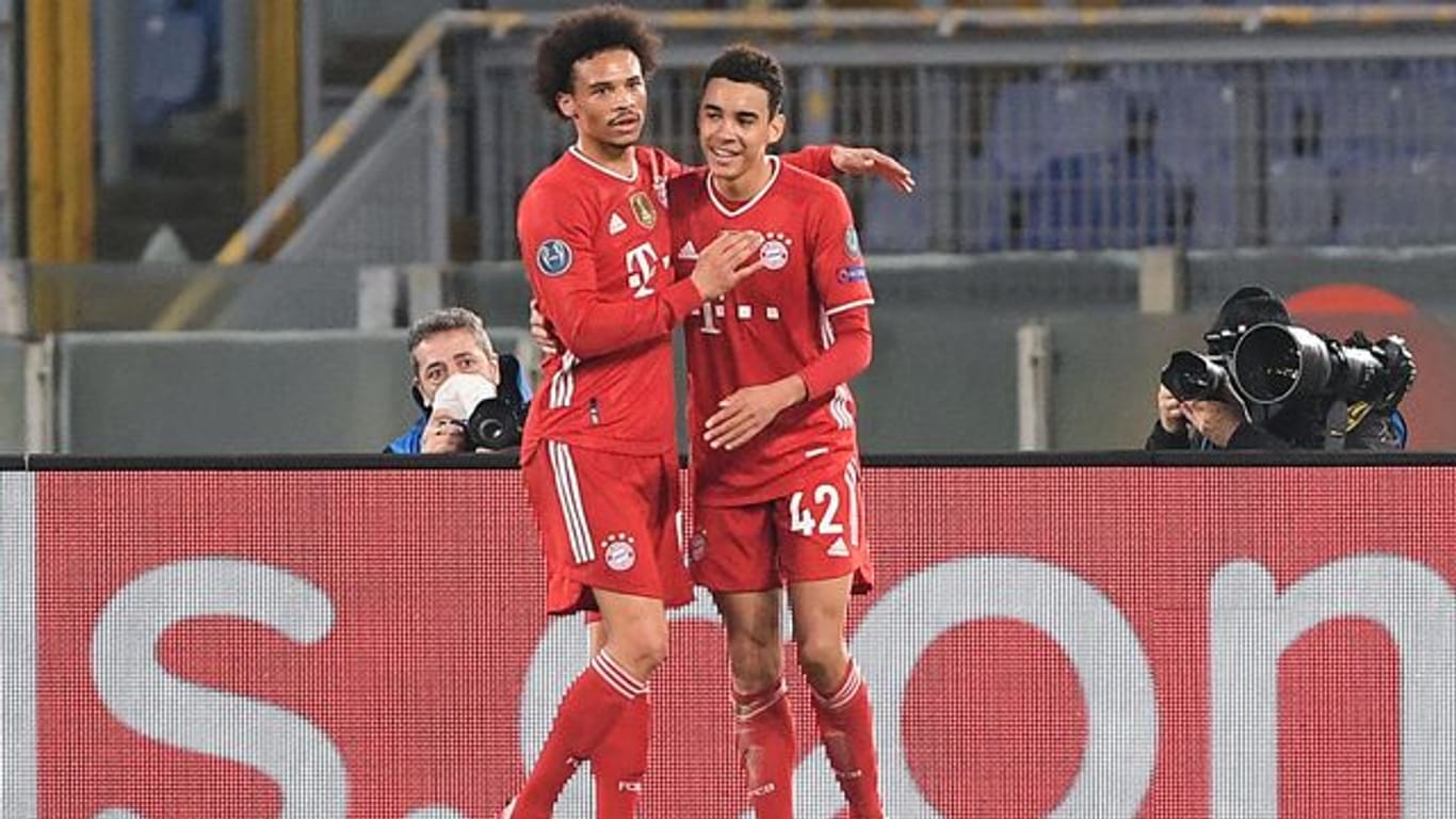 Könnten bald Nationalmannschaftskollegen sein: Die Bayern-Profis Leroy Sané und Jamal Musiala (r). Könnten bald Nationalmannschaftskollegen sein: Die Bayern-Profis Leroy Sané und Jamal Musiala (r).