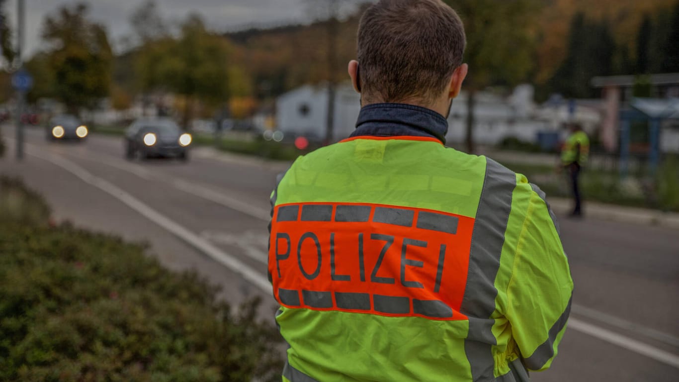 Polizisten bei einer Kontrolle (Symbolbild): In Frechen bei Köln ging Polizisten ein Mann ins Netz, der 16 Kilogramm Kokain dabei hatte.