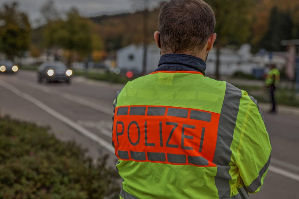 Polizisten bei einer Kontrolle (Symbolbild): In Frechen bei Köln ging Polizisten ein Mann ins Netz, der 16 Kilogramm Kokain dabei hatte.