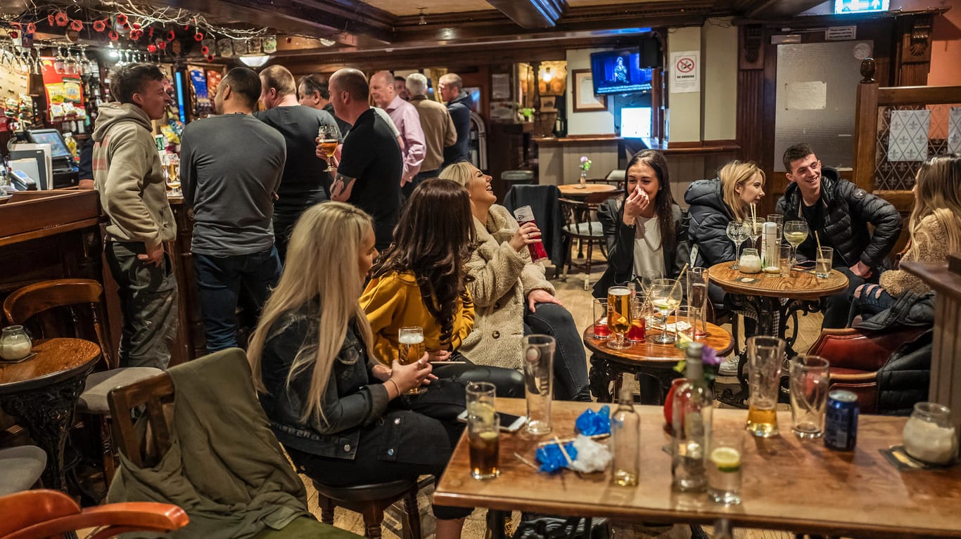 Menschen in einem Pub in Manchester: Wochen vor der Öffnung sind viele englische Pubs schon jetzt ausgebucht.