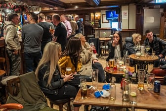 Menschen in einem Pub in Manchester: Wochen vor der Öffnung sind viele englische Pubs schon jetzt ausgebucht.