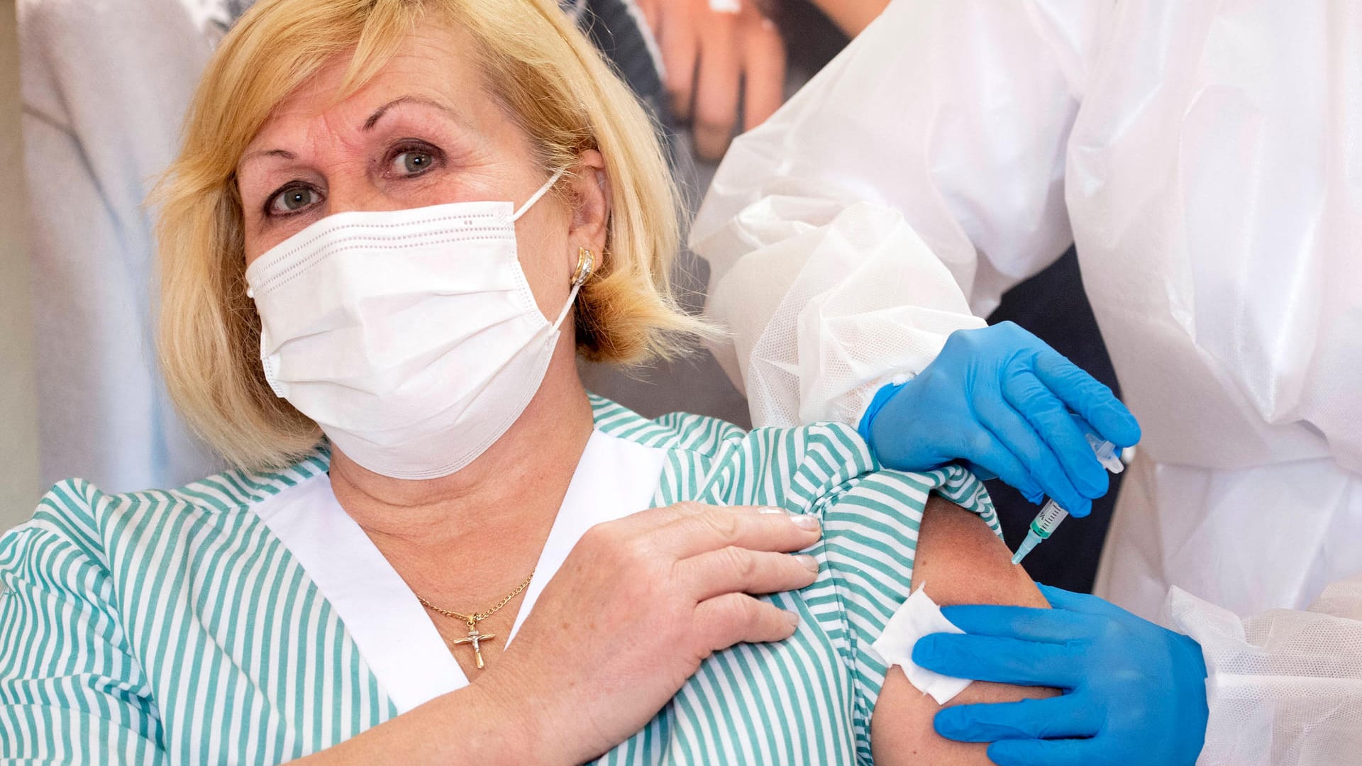 Impfung (Symbolbild): Auch geimpfte Kontaktpersonen von Corona-Infizierten müssen sich künftig in Quarantäne begeben.