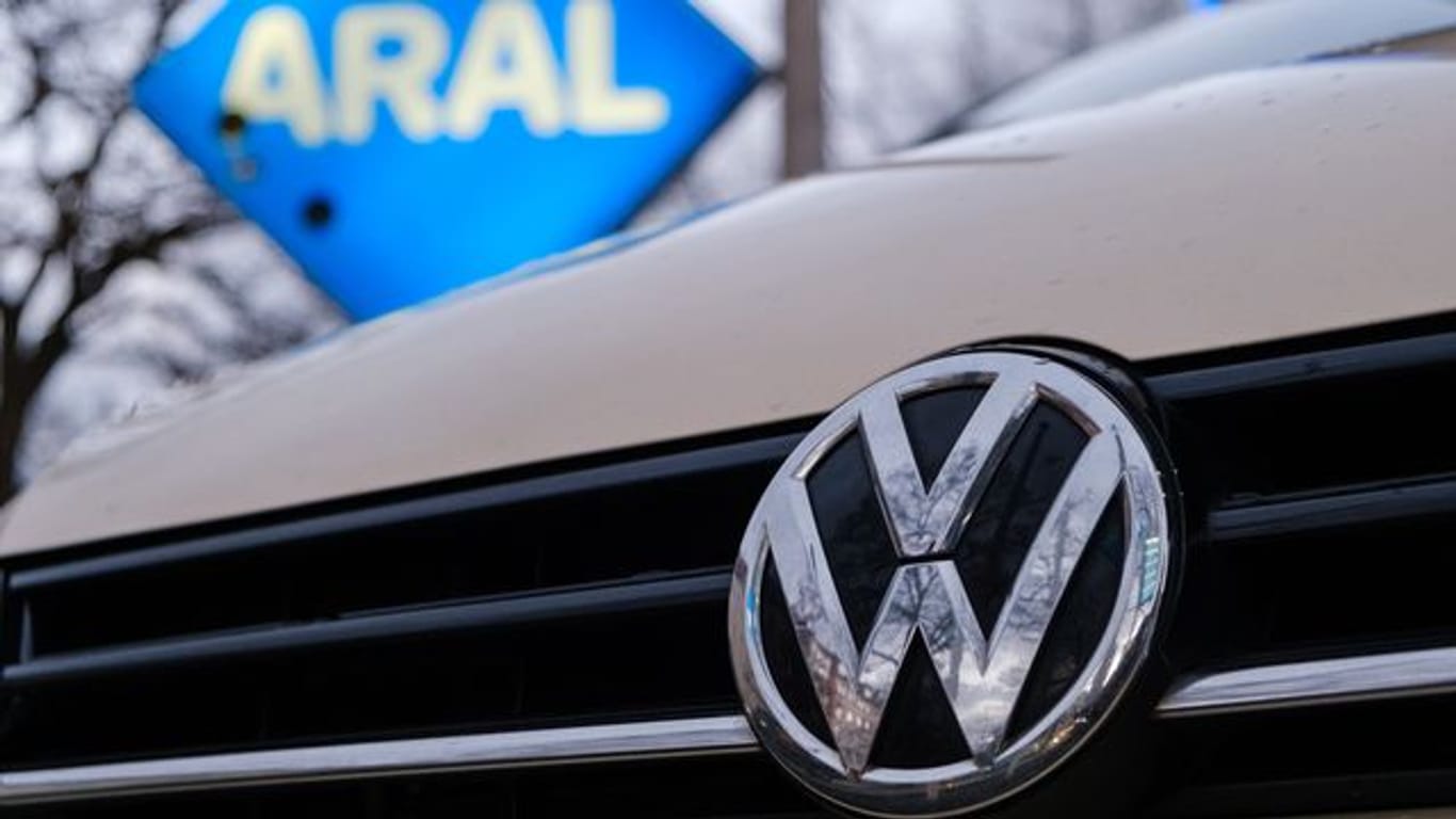 Europas größter Autobauer Volkswagen will gemeinsam mit Energiekonzernen ein europaweites Schnellladenetz für Elektroautos aufbauen.