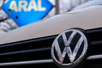 Europas größter Autobauer Volkswagen will gemeinsam mit Energiekonzernen ein europaweites Schnellladenetz für Elektroautos aufbauen.