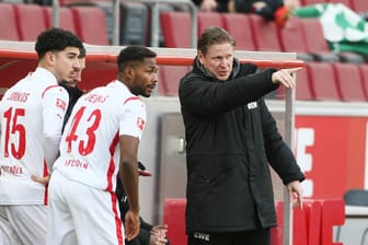 Dimitis Limnios und Emmanuel Dennis mit Markus Gisdol: Die Stürmer beim 1. FC Köln haben zuletzt nur wenige Ausrufezeichen gesetzt.