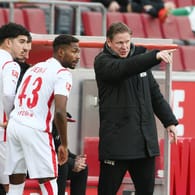 Dimitis Limnios und Emmanuel Dennis mit Markus Gisdol: Die Stürmer beim 1. FC Köln haben zuletzt nur wenige Ausrufezeichen gesetzt.