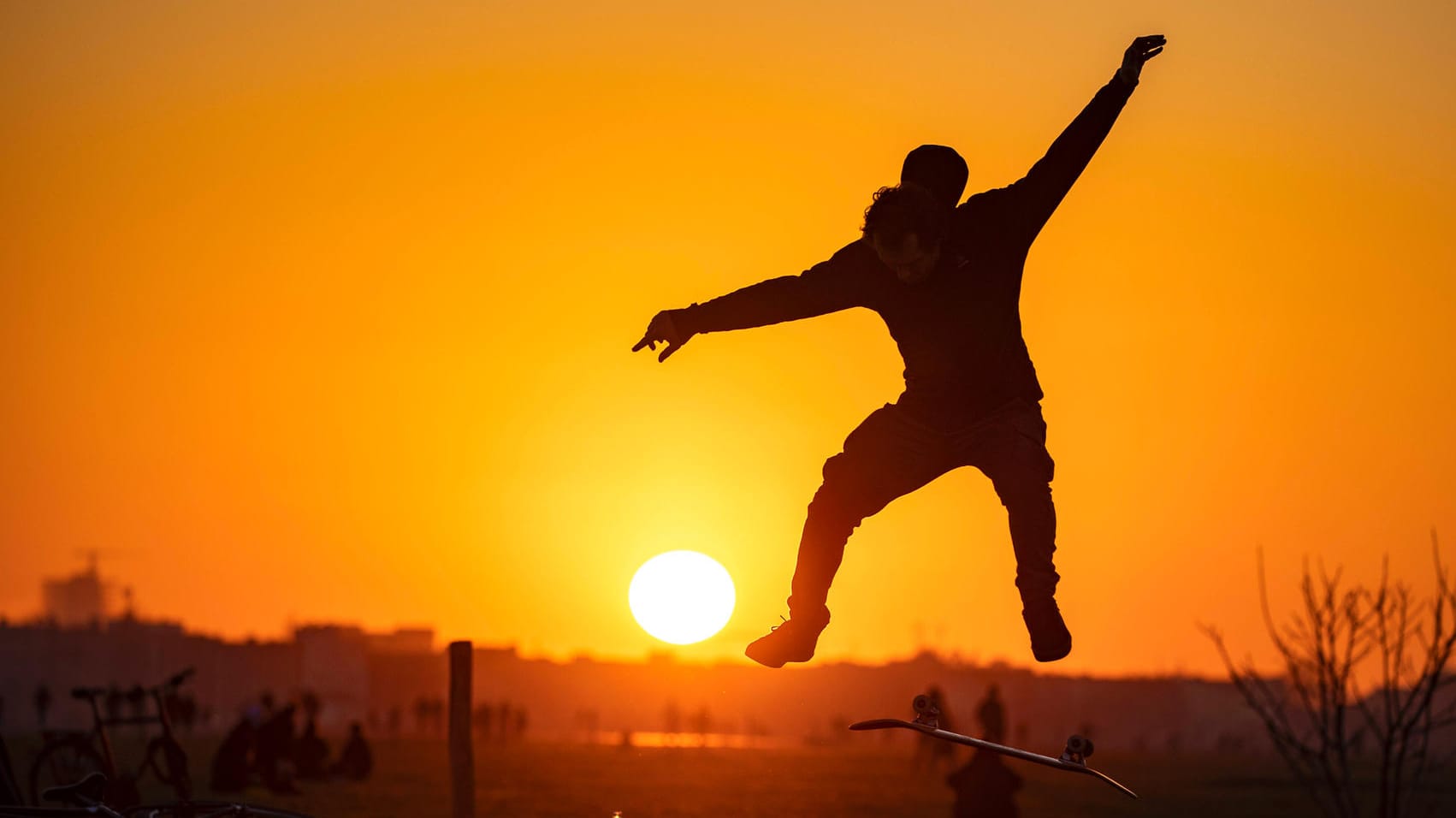 Skater auf dem Tempelhofer Feld in Berlin: Der Ausweg aus den Zwängen der Pandemie führt nicht nur übers Impfen.