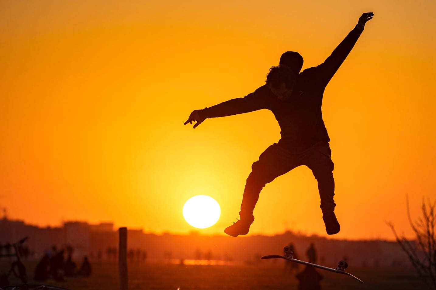 Skater auf dem Tempelhofer Feld in Berlin: Der Ausweg aus den Zwängen der Pandemie führt nicht nur übers Impfen.