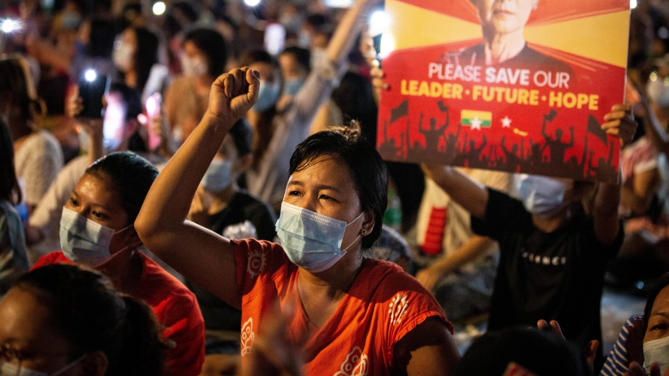 Myanmar: Eine Frau reckt die Faust bei einer Demonstration gegen das Militär in die Höhe.