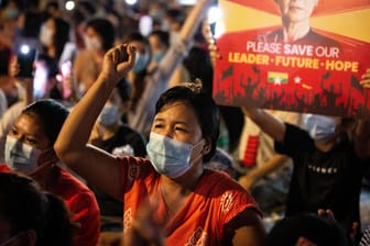 Myanmar: Eine Frau reckt die Faust bei einer Demonstration gegen das Militär in die Höhe.