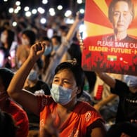 Myanmar: Eine Frau reckt die Faust bei einer Demonstration gegen das Militär in die Höhe.