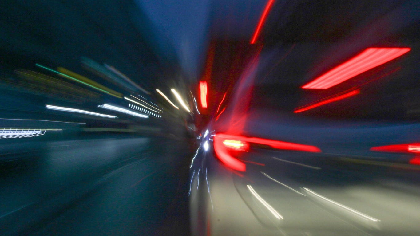 Ein Auto fährt schnell durch die Nacht (Symbolbild): Ein Wolfsburger hat unter Drogen fünf rote Ampeln überfahren.