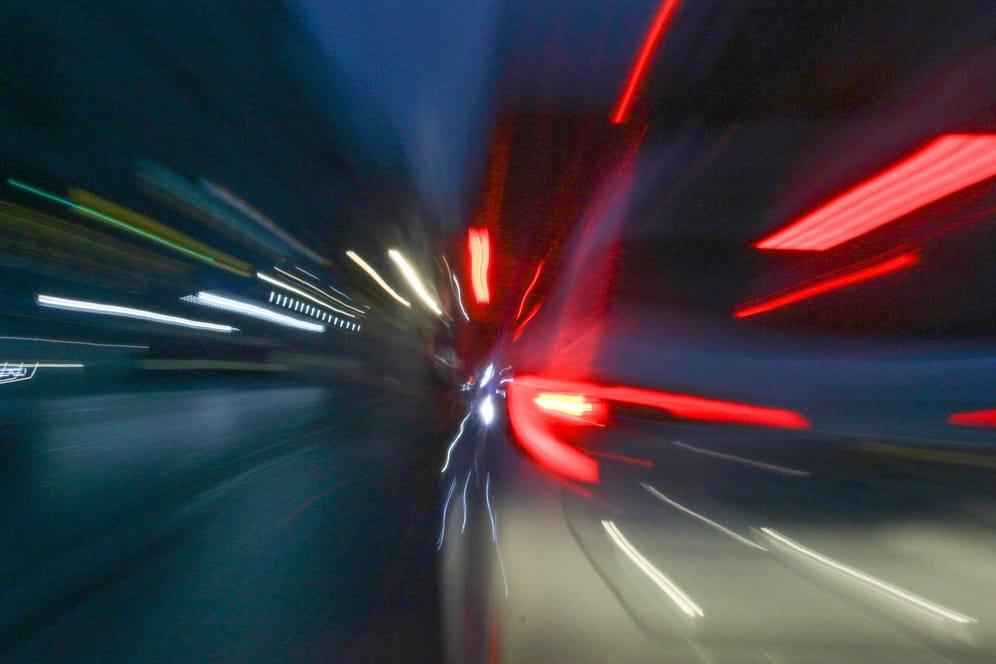 Ein Auto fährt schnell durch die Nacht (Symbolbild): Ein Wolfsburger hat unter Drogen fünf rote Ampeln überfahren.