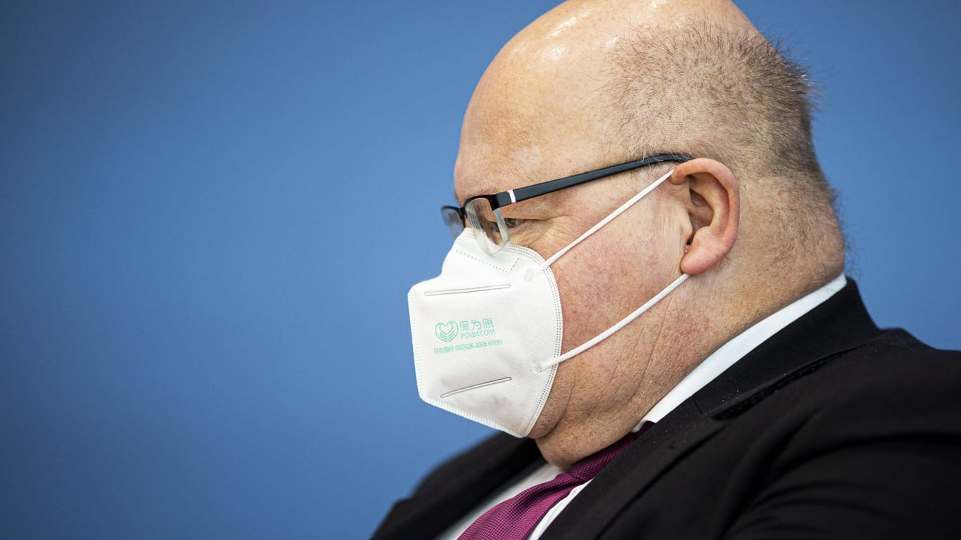 Masken-Mann: Das Ministerium von Peter Altmaier legte ein Förderprogramm zur Produktion von medizinischen und FFP-Masken über 90 Millionen Euro auf, damit es wieder eine nennenswerte Produktion der Schutzartikel in Deutschland gibt.