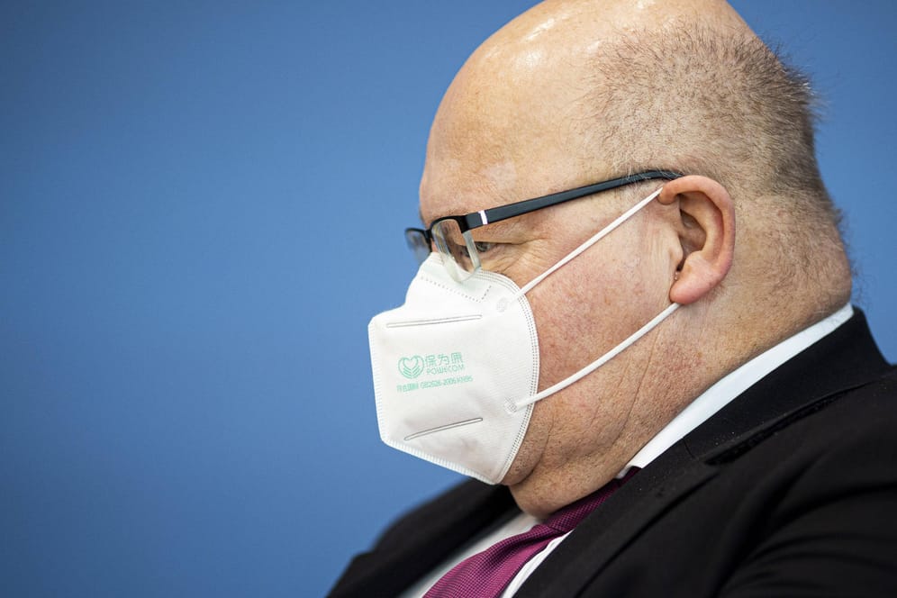 Masken-Mann: Das Ministerium von Peter Altmaier legte ein Förderprogramm zur Produktion von medizinischen und FFP-Masken über 90 Millionen Euro auf, damit es wieder eine nennenswerte Produktion der Schutzartikel in Deutschland gibt.