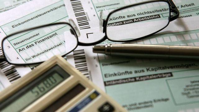 Muss der anteilige Erlös eines Arbeitszimmers bei einem Hausverkauf versteuert werden? Der Bundesfinanzhof wird in diesem Jahr abschließend über den Fall entscheiden. Muss der anteilige Erlös eines Arbeitszimmers bei einem Hausverkauf versteuert werden? Der Bundesfinanzhof wird in diesem Jahr abschließend über den Fall entscheiden.