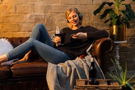 Gemütlich auf der Couch mit einem Glas Wein: Die Weinprobe von zu Hause aus hat einiges für sich.