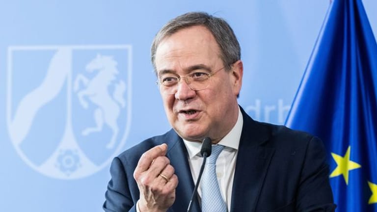 Armin Laschet (CDU), Ministerpräsident von Nordrhein-Westfalen, spricht während einer Pressekonferenz.