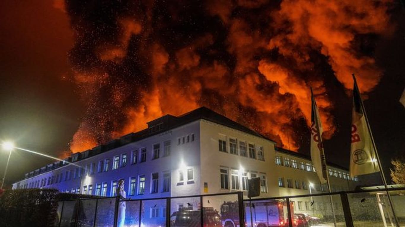 Eine starke Rauchwolke steigt bei einem Großbrand über einem Firmengelände auf: Bei dem Brand in der Nähe von Esslingen bei Stuttgart ist ein Millionenschaden entstanden.