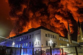 Eine starke Rauchwolke steigt bei einem Großbrand über einem Firmengelände auf: Bei dem Brand in der Nähe von Esslingen bei Stuttgart ist ein Millionenschaden entstanden.