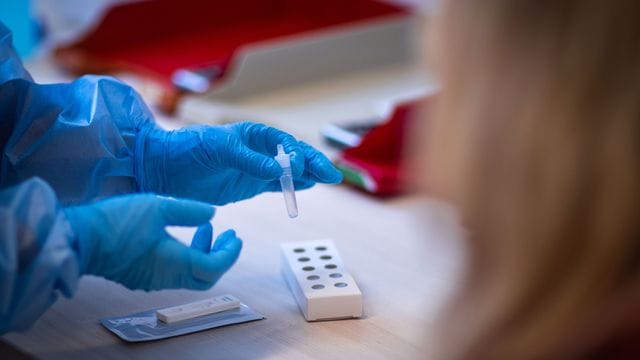 Ein Antigen-Test auf Covid-19 wird nach der Eröffnung des kommunalen Corona-Testzentrums des Landkreises Ludwigslust bearbeitet.