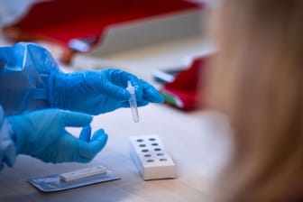 Ein Antigen-Test auf Covid-19 wird nach der Eröffnung des kommunalen Corona-Testzentrums des Landkreises Ludwigslust bearbeitet.
