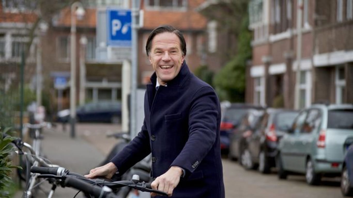 Grund zur Freude: Mark Rutte kommt mit einem Fahrrad in einem Wahllokal in Den Haag an.