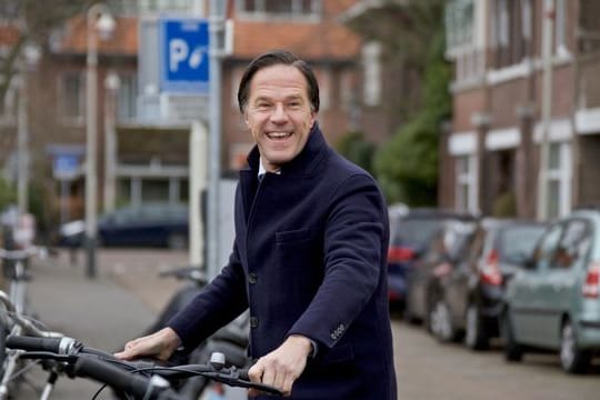 Grund zur Freude: Mark Rutte kommt mit einem Fahrrad in einem Wahllokal in Den Haag an.