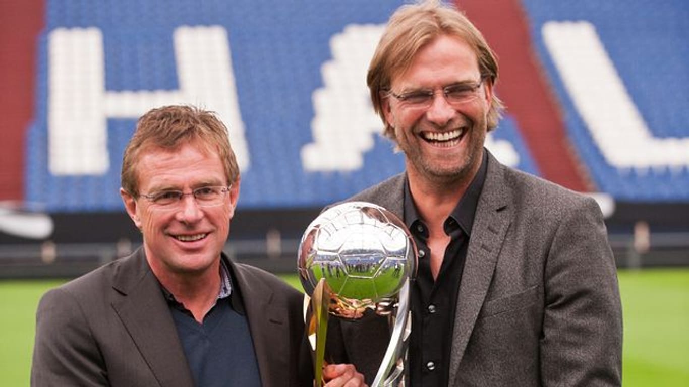Jürgen Klopp (r), 2011 als BVB-Trainer, und Ralf Rangnick, damals Cheftcoach beim FC Schalke 04, bei der Pk zum Supercup.