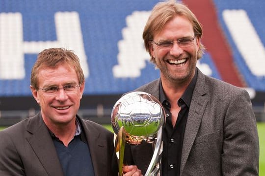 Jürgen Klopp (r), 2011 als BVB-Trainer, und Ralf Rangnick, damals Cheftcoach beim FC Schalke 04, bei der Pk zum Supercup.