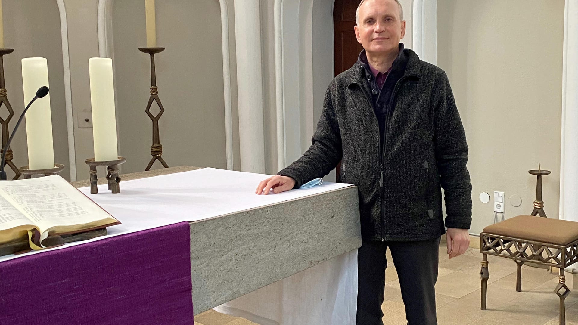 Pfarrer Burkhard Bornemann steht in seiner Zwölf-Apostel-Kirche: Jedes Jahr findet in dem Gotteshaus sogar ein «Classic Meets Fetish»-Konzert mit klassischer Musik für Besucher in Lack und Leder statt.