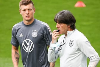Toni Kroos hat Verständnis für die Entscheidung von Joachim Löw als Bundestrainer zurückzutreten.