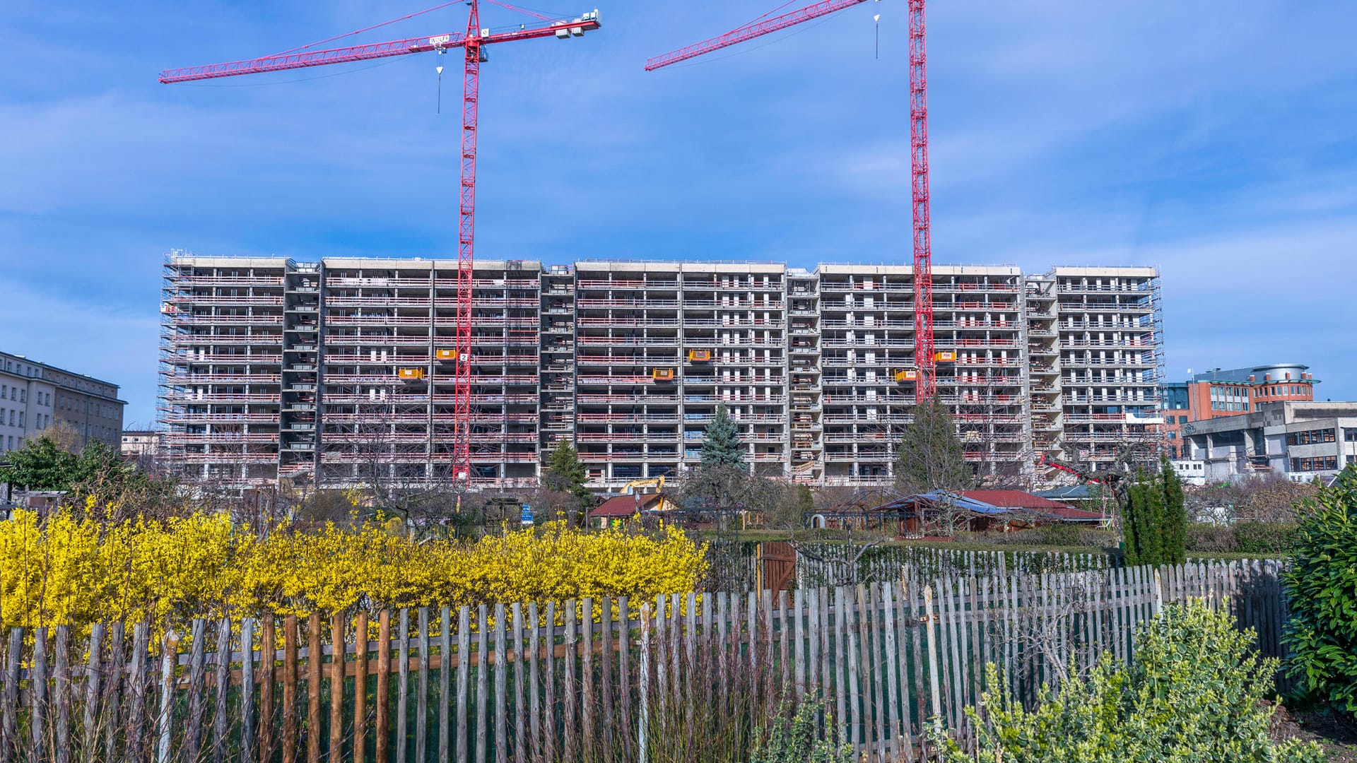 Das ehemalige Technische Rathaus an der Prager Straße. Im Oktober 2019 wurde ein Brandanschlag auf drei Autokräne auf der Baustelle verübt.