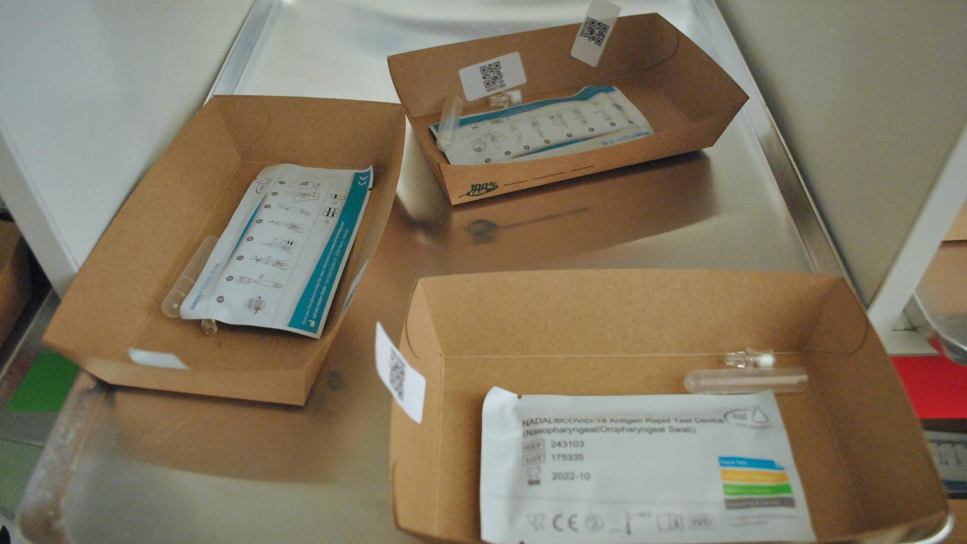 Eine Schale mit einem Test des deutschen Herstellers Nadal: Pro Tag lassen sich in der Altstadt bis zu 1.000 Menschen auf das Coronavirus testen.