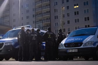 Einsatzkräfte der Bundespolizei stehen in Berlin-Lichtenberg auf einem Parkplatz und bereiten sich auf eine Razzia vor: Bei der Razzia gegen Schleuser, denen Menschenhandel und Zwangsprostitution vorgeworfen wird, durchsuchten Beamte zahlreiche Wohnungen in Berlin und sowie in anderen Städten.
