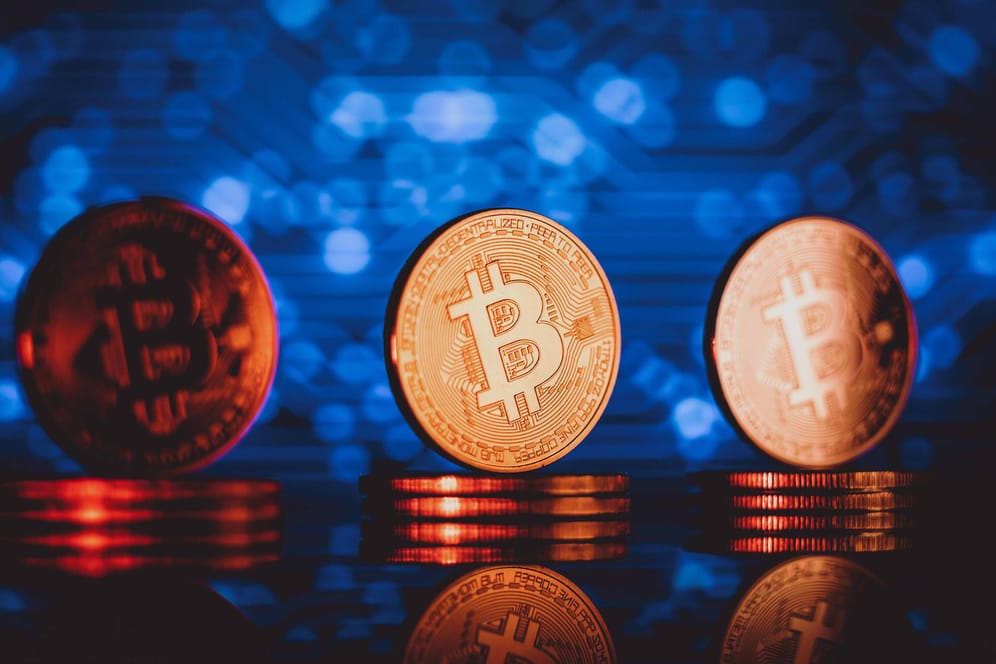 Bitcoin-Münzen (Symbolbild): Die Kryptowährung Bitcoin verleitet Kriminelle zu Betrug im Internet.