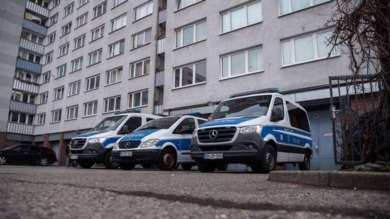 Bei der Razzia gegen Schleuser, denen Menschenhandel und Zwangsprostitution vorgeworfen wird, durchsuchten Beamte zahlreiche Wohnungen in Berlin sowie in anderen Städten.