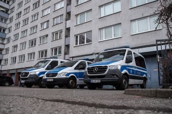 Bei der Razzia gegen Schleuser, denen Menschenhandel und Zwangsprostitution vorgeworfen wird, durchsuchten Beamte zahlreiche Wohnungen in Berlin sowie in anderen Städten.