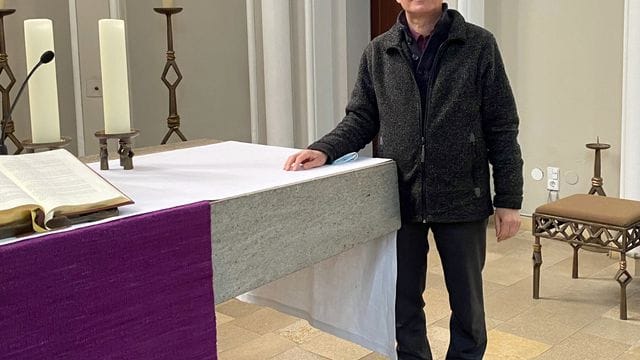 Pfarrer Burkhard Bornemann in seiner Zwölf-Apostel-Kirche.