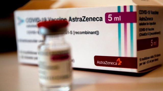 Eine Ampulle mit dem Corona-Impfstoff des schwedisch-britischen Pharmakonzerns Astrazeneca.