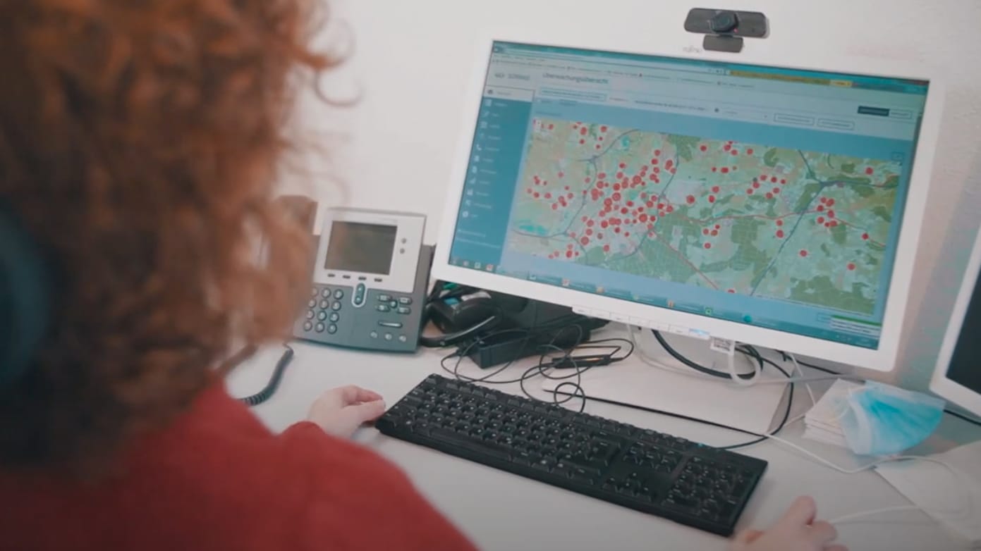 Eine Mitarbeiterin in einem Gesundheitsamt sitzt am Schreibtisch. Sie verwendet die neue Software. Eine Mitarbeiterin in einem Gesundheitsamt sitzt am Schreibtisch. Sie verwendet die neue Software.
