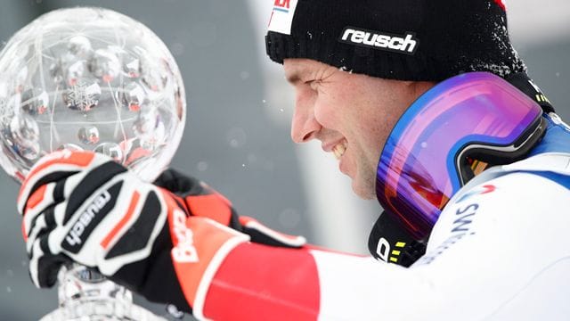 Der Schweizer Beat Feuz sicherte sich kampflos die kleine Kristallkugel als Disziplinbester in der Abfahrt. Der Schweizer Beat Feuz sicherte sich kampflos die kleine Kristallkugel als Disziplinbester in der Abfahrt.
