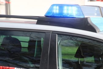 Ein Streifenwagen (Symbolbild): In NRW hat die Polizei sieben Personen bei einem Drogeneinsatz festgenommen.