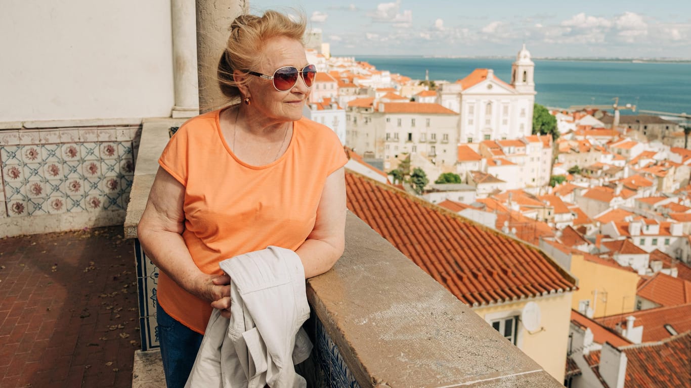 Ältere Touristin in Lissabon (Symbolbild): Der Reiseanbieter Trendtours, der sich auf ältere Kunden spezialisiert hat, wird vom Staat gestützt.