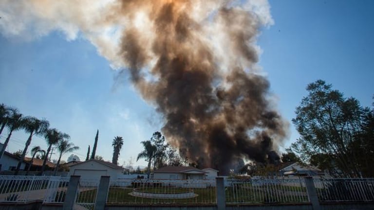 Rauch steigt nach einer Explosion von Feuerwerkskörpern im kalifornischen Ontario.
