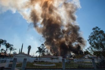 Rauch steigt nach einer Explosion von Feuerwerkskörpern im kalifornischen Ontario.