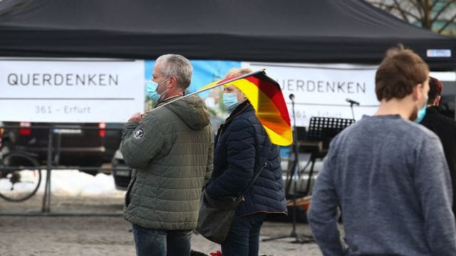 Teilnehmer einer Demonstration gegen die Corona-Maßnahmen in Erfurt auf dem Domplatz. Teilnehmer einer Demonstration gegen die Corona-Maßnahmen in Erfurt auf dem Domplatz.